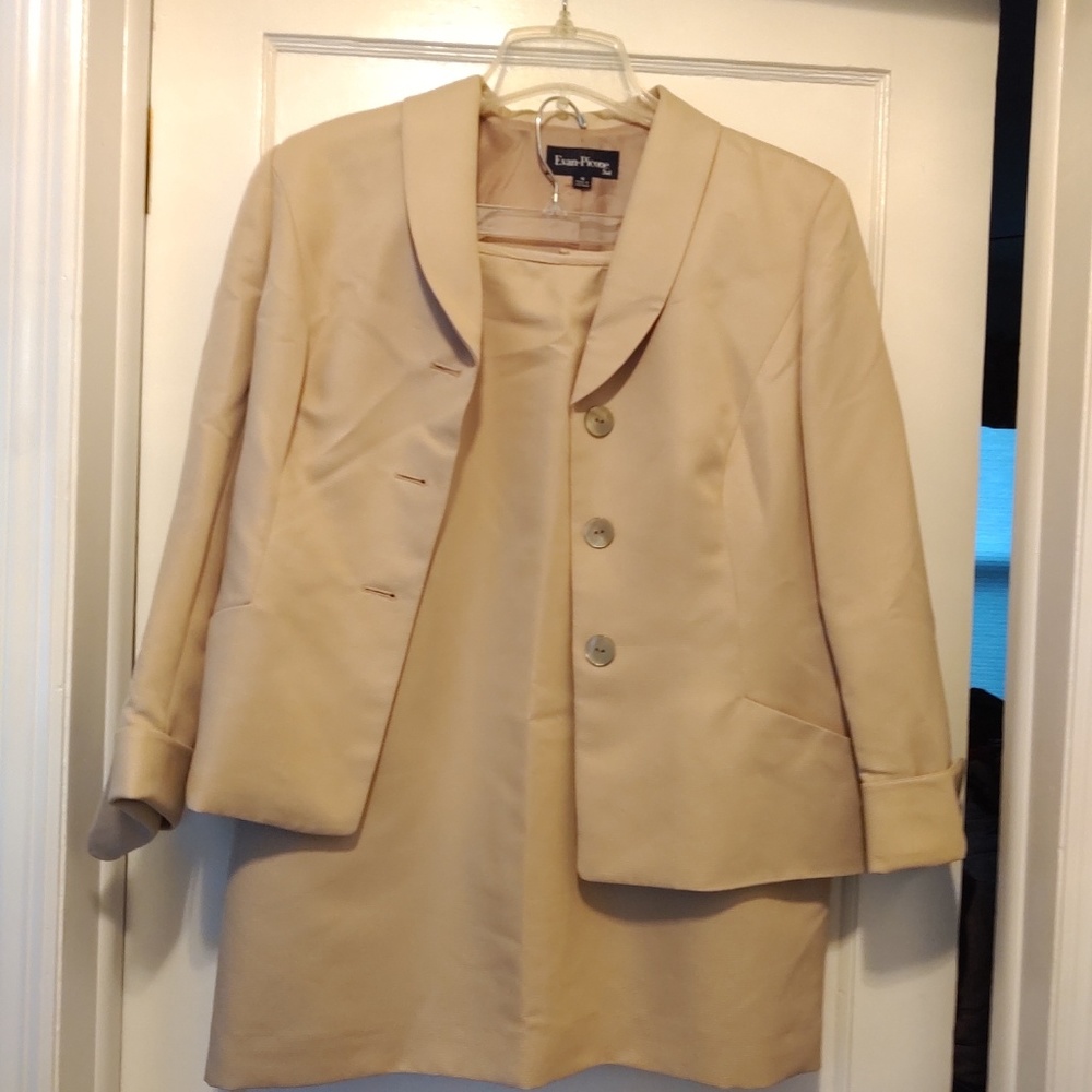 Gorgeous light tan career skirt suit.